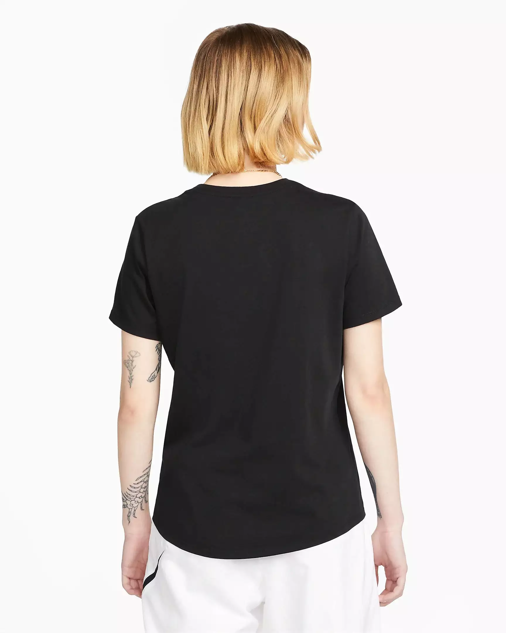 NIKE WOMEN'S SPORTSWEAR CLUB ESSENTIALS BLACK TEE